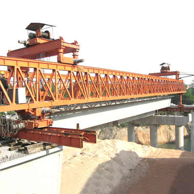 คานสะพานข้ามแม่น้ำที่มีประสิทธิภาพสูงเปิดตัวเครนโครงสำหรับตั้งสิ่งของ
